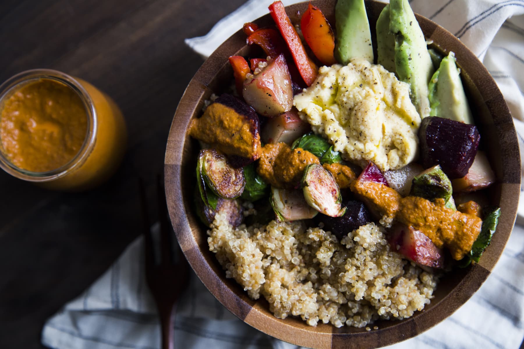 Quinoa Bowl Aux L Gumes Grill S Et Sa Vinaigrette De Poivrons Rouges Et