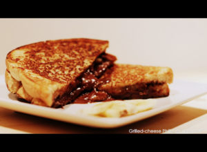 Le meilleur déjeuner au lit : grilled cheese au Philadelphia au chocolat rempli de bananes! - Cinq Fourchettes