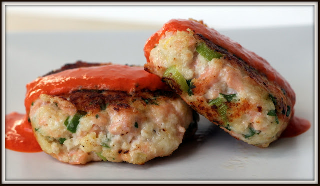 Burger de saumon et sa sauce aux poivrons grillés - Cinq Fourchettes