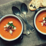 Potage à la courge grillée et au prosciutto croustillant - Cinq Fourchettes