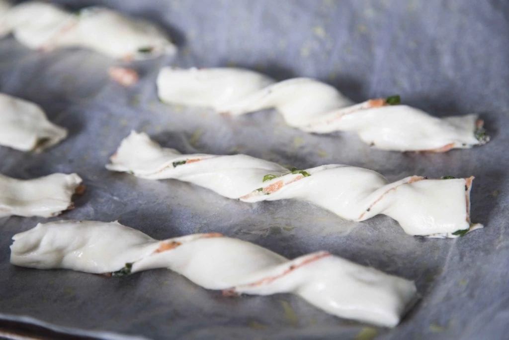 5 ingrédients seulement WOW : Pailles au Boursin et saumon fumé ! / Cinq Fourchettes