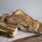 Grilled cheese au salametti et cornichons 100% québécois ! / Cinq Fourchettes