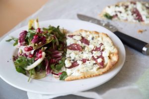 Pizza aux deux fromages et salade de roquette à la pomme grenade ! / Cinq Fourchettes