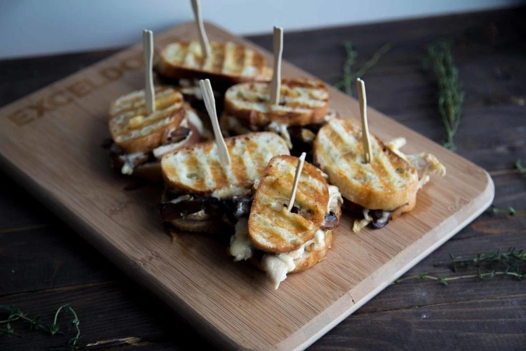 Grilled cheese au poulet et fromage le Calumet / Cinq Fourchettes champignons fromage grilled cheese sandwich Exceldor