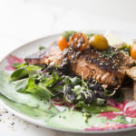 Saumon grillé sur lit de pousses et de mâches avec sa vinaigrette à l’ail noir / Cinq Fourchettes