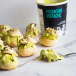 Profiteroles à la pistache avec garniture au chocolat blanc, pistaches concassées et fleur de sel / Cinq Fourchettes