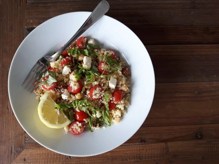 Salade de couscous feta et tomates: Idéale pour l'été ! Cinq Fourchettes