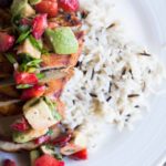 Poitrines de poulet tex mex avec salsa de fraises et avocat Cinq Fourchettes