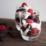 Verrines de brownie, ganache au chocolat et framboises Cinq Fourchettes
