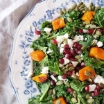 Salade de kale à la courge, à la grenade et aux graines de citrouille Cinq Fourchettes