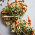 Toasts à l'avocat et paneer grillé Cinq Fourchettes