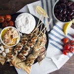Brochettes de poulet à la grecque  Cinq Fourchettes