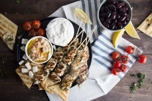 Brochettes de poulet à la grecque  Cinq Fourchettes