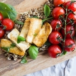Salade avec fromage grillé et tomates grillées  Cinq Fourchettes
