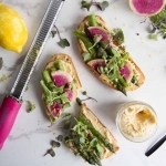 Tartines d'houmous, asperges, radis et citron Cinq Fourchettes