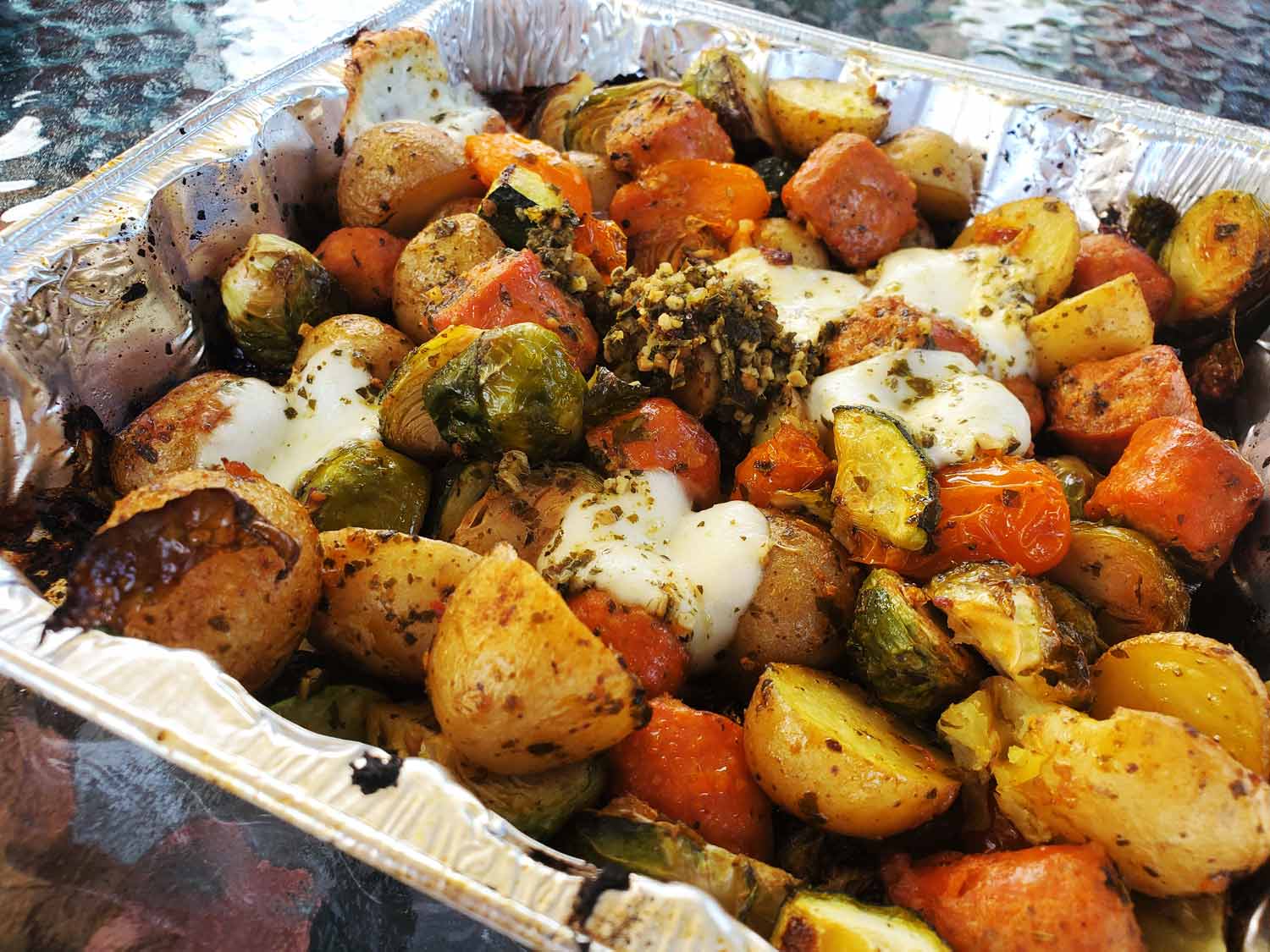 Plaque de légumes et de saucisses grillées - Le Coup de Grâce
