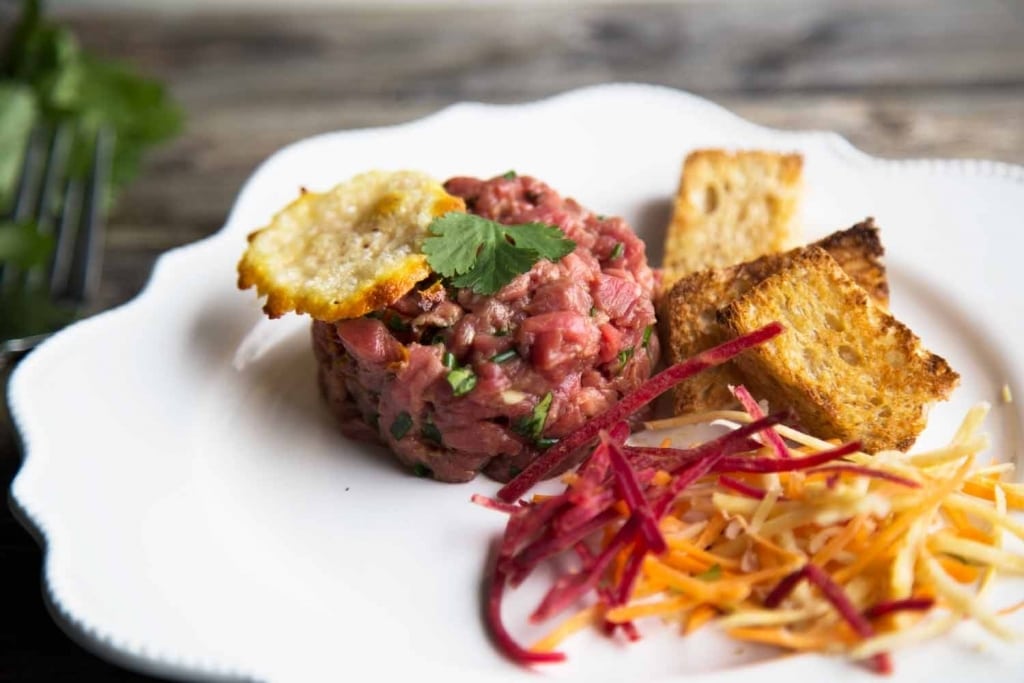 tartare de boeuf tuile de parmesan recette cinq fourchettes