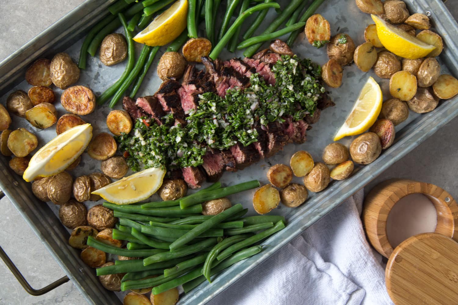Bavette de boeuf, sauce chimichurri » Cinq Fourchettes