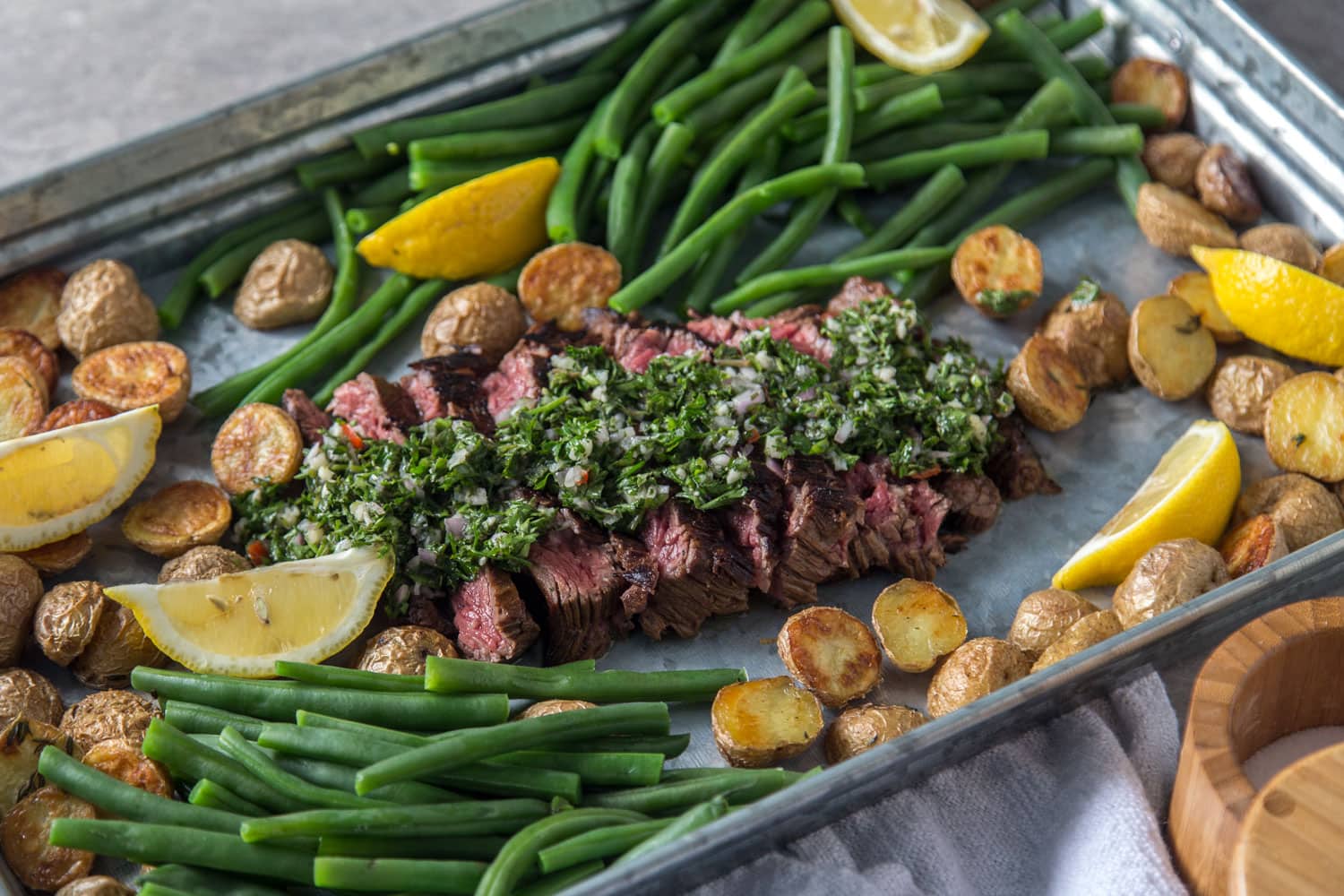 Bavette de boeuf, sauce chimichurri » Cinq Fourchettes