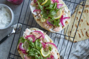 saumon grillé zaatar yogourt herbes oignons marinés Cinq Fourchettes