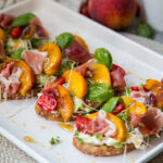 tartines pêches burrata miel basilic prosciutto tomates toast peach basil tomato cheese recette recipe Cinq Fourchettes