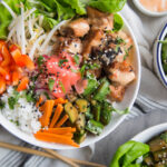 Bol de saumon sauce bang bang concombres marinés recette recipe salmon bowl Cinq Fourchettes