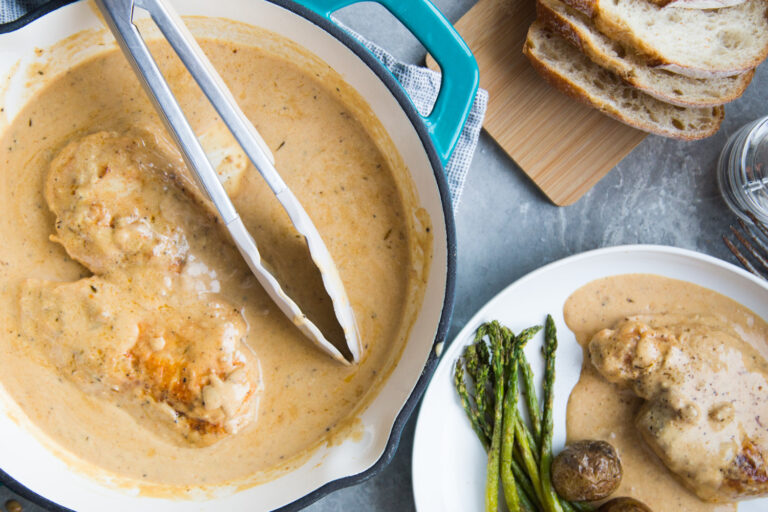Poitrines de poulet en sauce crémeuse » Cinq Fourchettes