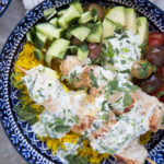 brochettes poulet chicken skewer riz rice sauce aux herbes avocat concombre tomate cucumber tomato lime recette recipe Cinq Fourchettes
