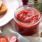 confiture de fraises et rhubarbe recette cinq fourchettes petits fruits recipe strawberry rhubarb jam