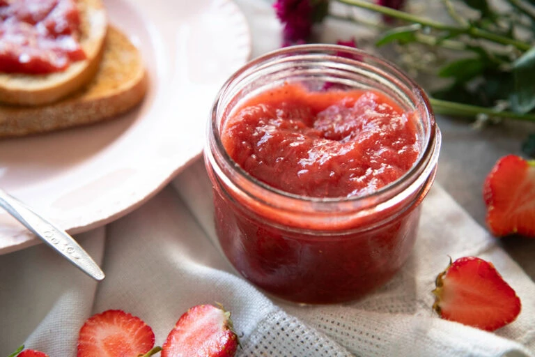 confiture de fraises et rhubarbe recette cinq fourchettes petits fruits recipe strawberry rhubarb jam