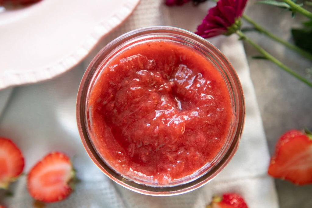 confiture de fraises et rhubarbe recette cinq fourchettes petits fruits recipe strawberry rhubarb jam