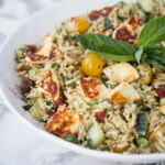 salade d'orzo pesto halloumi facile à faire recette Cinq Fourchettes