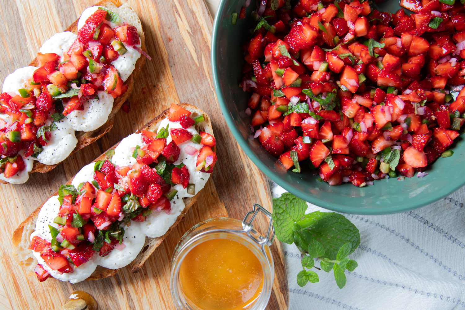 tartine fraise ricotta fromage à la crème miel salsa de fraises recette cinq fourchettes