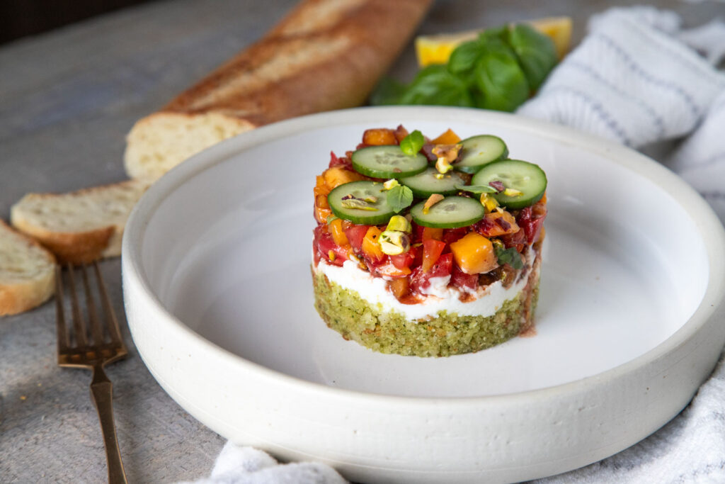 tartare peches, tomates, pistache, chèvre, basilic crumble concombre cinq fourchettes recette