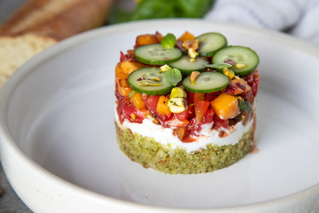 tartare peches, tomates, pistache, chèvre, basilic crumble concombre cinq fourchettes recette